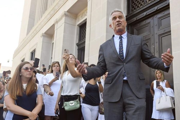 Facebook khóa tài khoản của nhóm bài vaccine có ảnh hưởng tại Mỹ