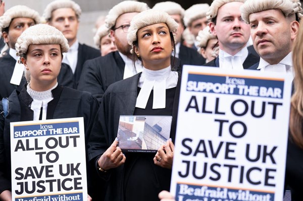 Anh: Các luật sư hình sự đình công vô thời hạn từ tháng 9 tới