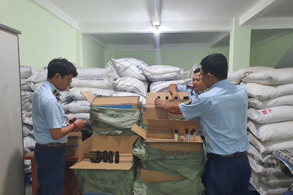 Tạm giữ trên 3.200 chai nước hoa có nhiều dấu hiệu vi phạm