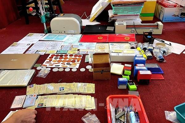 Phá đường dây mua bán bằng giả, sổ tiết kiệm giả qua mạng Internet