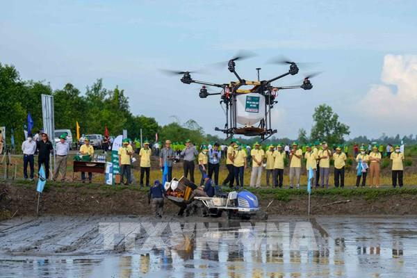 Trình diễn công nghệ cơ giới hóa trên đồng ruộng