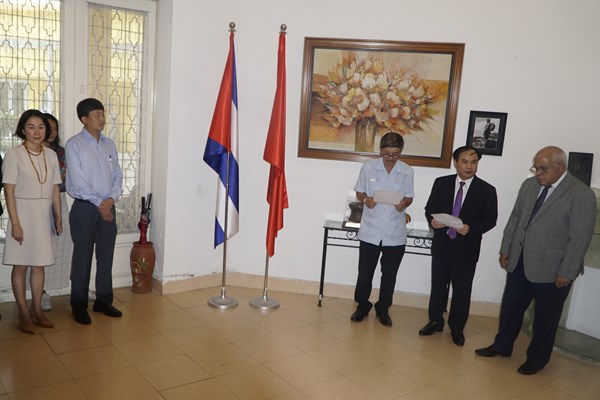 Tặng quà ủng hộ nhân dân Cuba bị ảnh hưởng do sự cố cháy nổ kho chứa nhiên liệu