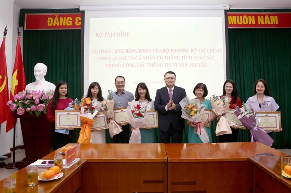 Bộ Tài chính khen thưởng các tập thể, cá nhân có thành tích trong công tác tuyên truyền