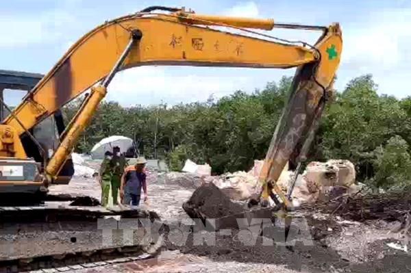 Phát hiện bãi chôn rác thải trái phép quy mô lớn tại Bình Dương