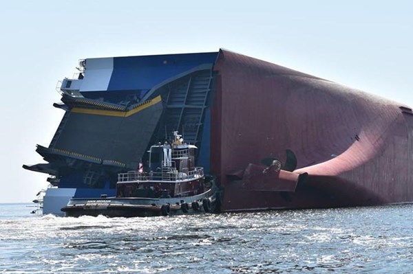 Chìm tàu chở hàng ngoài khơi Indonesia khiến 11 người mất tích