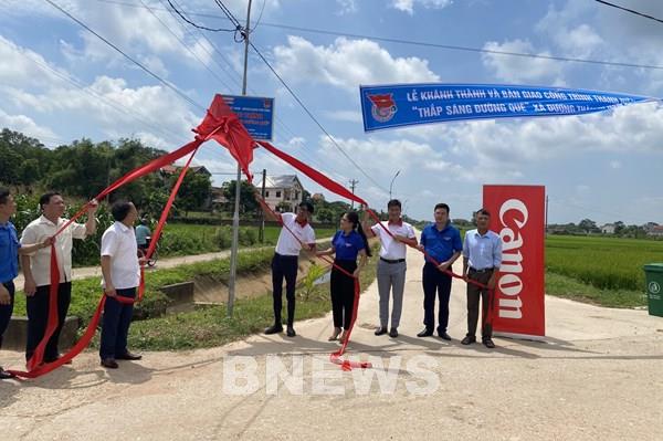 Canon Việt Nam bàn giao công trình Thắp sáng đường quê 2022