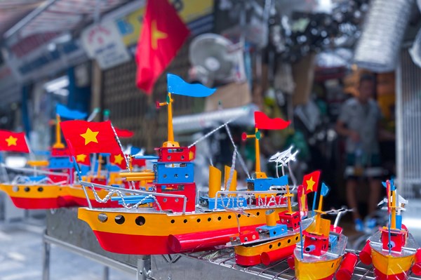 Tàu thủy sắt tây: Món đồ chơi đưa về miền ký ức