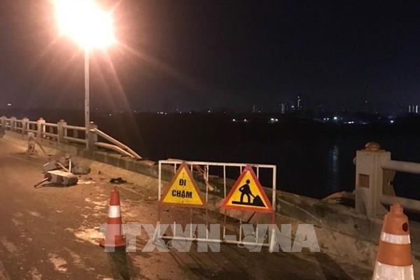 Hà Nội: Ô tô đâm vào dải phân cách trên cầu Thanh trì rơi xuống sông Hồng