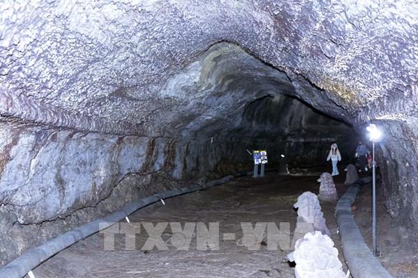 Vẻ đẹp khó cưỡng của Động nham thạch Manjang ở đảo Jeju (Hàn Quốc)