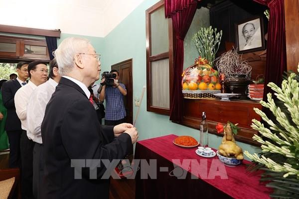 Tổng Bí thư Nguyễn Phú Trọng dâng hương tưởng niệm Chủ tịch Hồ Chí Minh
