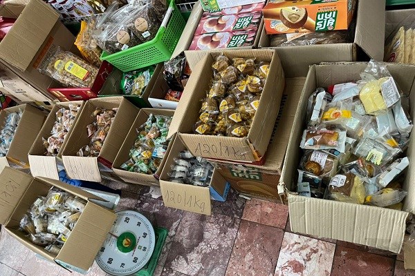 Tạm giữ xe vận chuyển thực phẩm và bánh Trung Thu không nguồn gốc xuất xứ