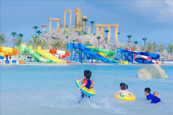 Người Hà Nội “rủ nhau đi trốn” ở “biển trong lòng phố” dịp lễ Quốc khánh