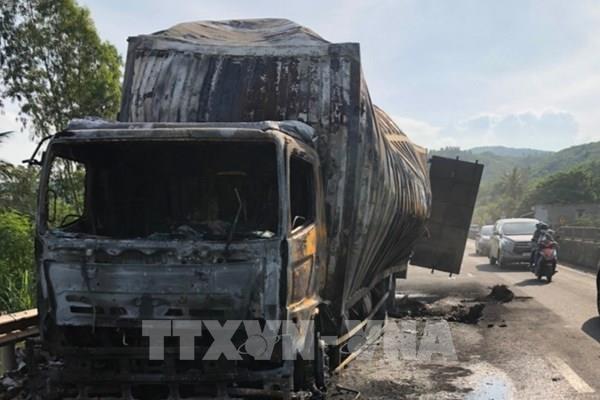 Xe chở hàng chuyển phát nhanh bất ngờ bốc cháy