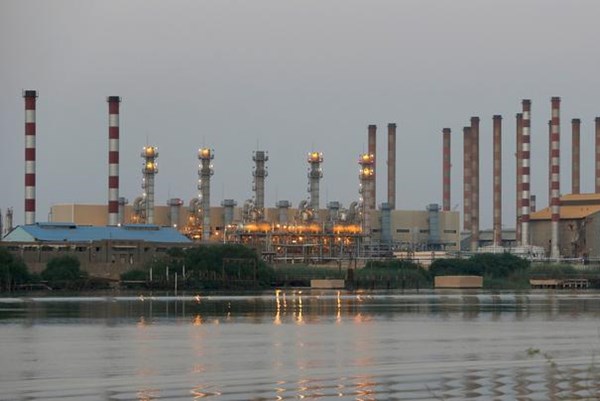 Nổ tại nhà máy lọc dầu của Iran