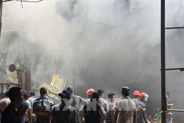 Cháy nhiều xưởng gỗ quy mô lớn ở Đồng Nai