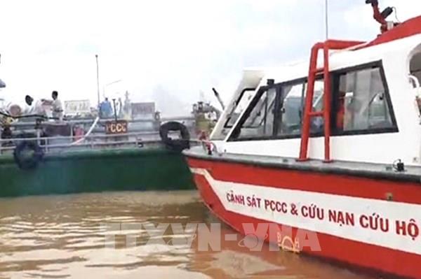 Cháy tàu chở xăng trên sông Đồng Nai