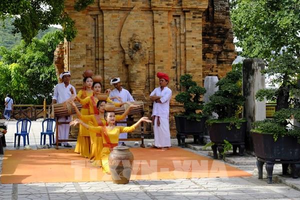 Quyến rũ vũ điệu Chăm dưới chân Tháp Bà Ponagar