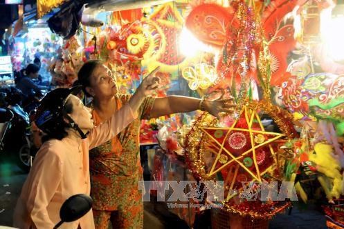 Đồ chơi Trung thu truyền thống hút khách