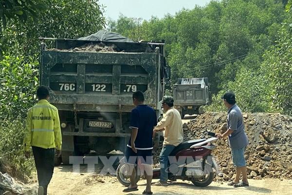 Xe tải chở đất lộng hành, cản trở phóng viên tác nghiệp