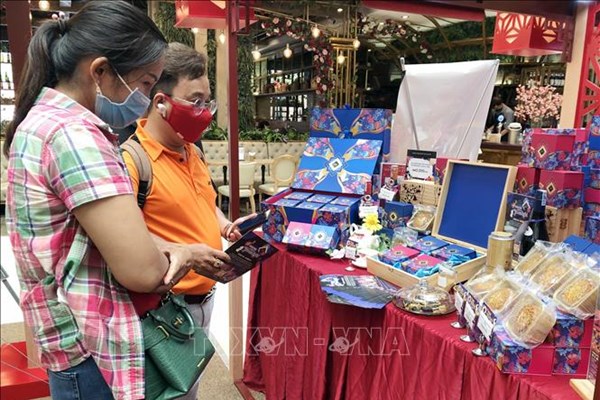 Thị trường bánh Trung thu vào mùa cao điểm cả kinh doanh trực tiếp lẫn trực tuyến