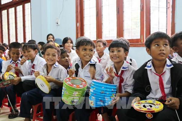 Thanh niên TTXVN tổ chức “Vui hội trăng rằm” cho trẻ em đồng bào Ca Dong