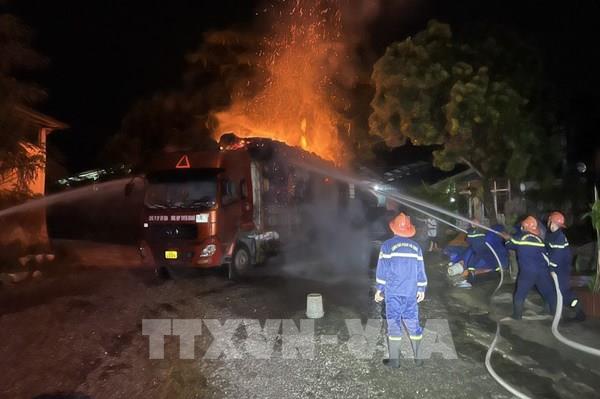Tuyên Quang: Cháy xe tải chở hàng trong đêm