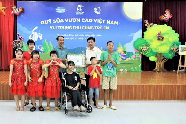 Vinamilk và Quỹ sữa Vươn cao Việt Nam cùng trẻ em vui tết Trung Thu