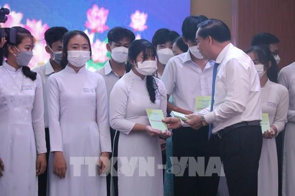 Hành trình “đi tìm con chữ” cho học trò khó khăn hiếu học