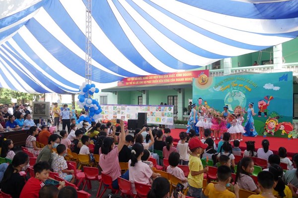 May 10 tổ chức ngày hội cho hơn 8.400 con em lao động