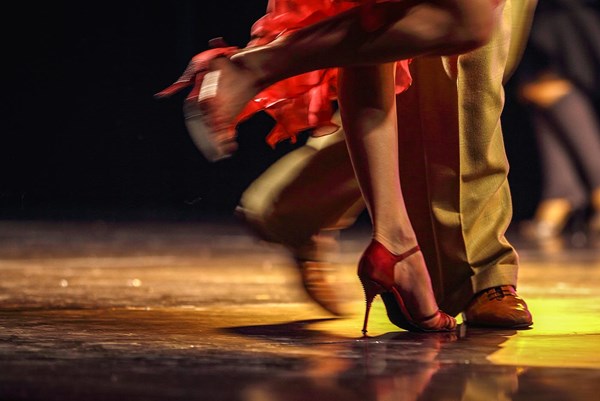 Tango vốn là một loại khiêu vũ kết hợp âm nhạc có nguồn gốc từ khu ngoại ô Buenos Aires, Argentina và Uruguay
