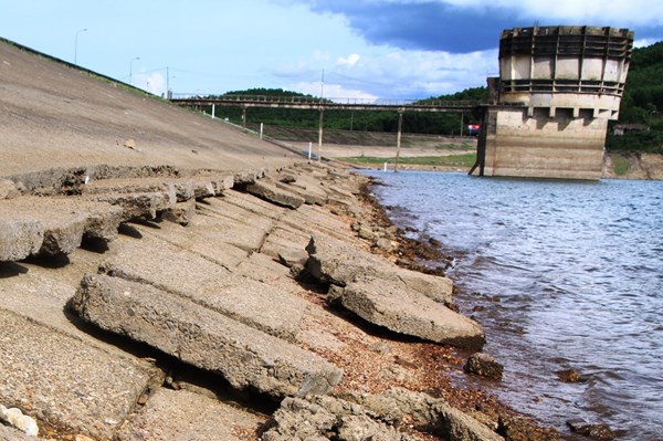 Hà Tĩnh nhiều hạng mục công trình đầu mối tại hồ Kẻ Gỗ xuống cấp
