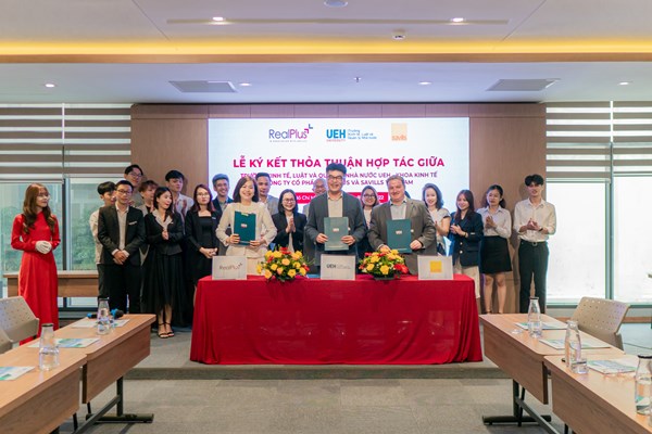 Savills hợp tác với Trường UEH về đào tạo nhân lực ngành bất động sản