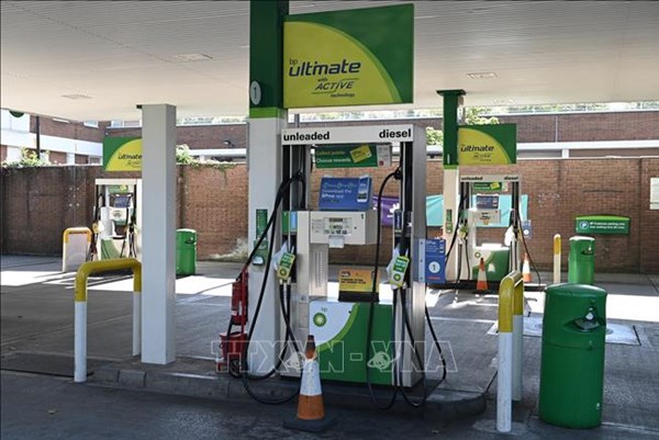 Lạm phát ở Anh giảm xuống một con số nhờ giá xăng dầu giảm