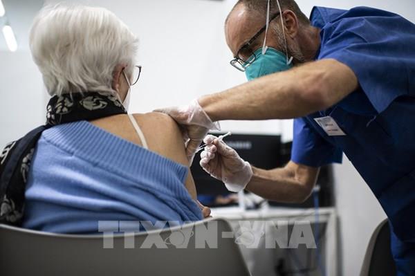 Italy ưu tiên tiêm vaccine phòng COVID-19 liều tăng cường cho người trên 60 tuổi