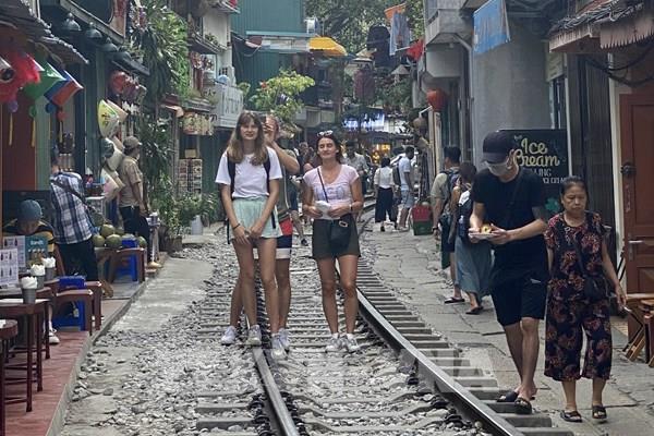 Sẽ thu hồi toàn bộ giấy phép hộ kinh doanh phố cà phê đường tàu