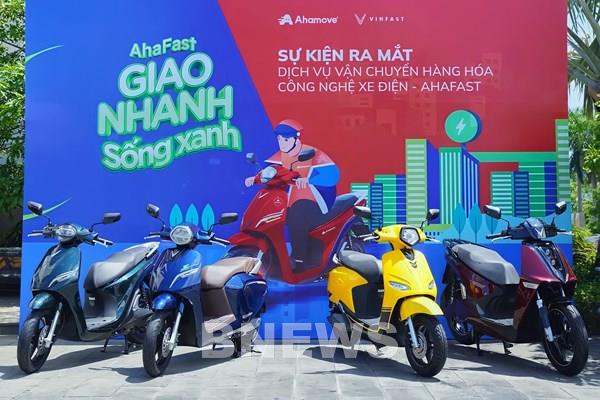 VinFast và Ahamove ra mắt dịch vụ vận chuyển bằng xe máy điện đầu tiên tại Việt Nam