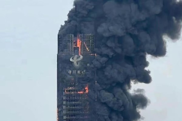 Cháy tòa nhà chọc trời tại Trung Quốc