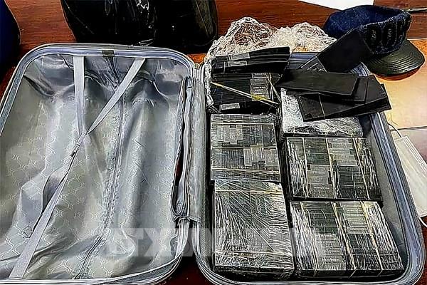 Tp Hồ Chí Minh: Điều tra nghi án vận chuyển trái phép 1 triệu USD ra nước ngoài
