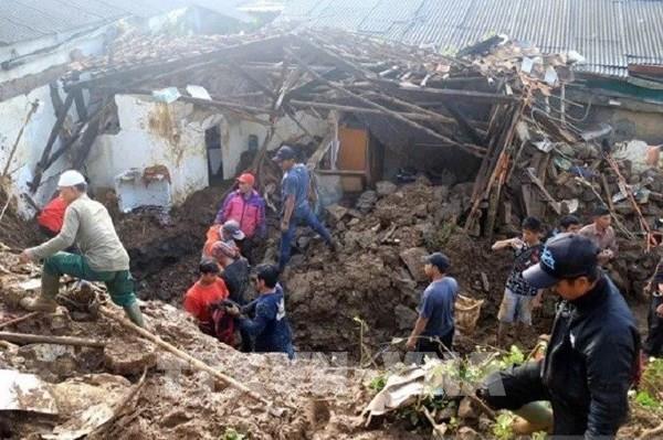 Sập mỏ vàng vùi lấp 20 người tại Indonesia