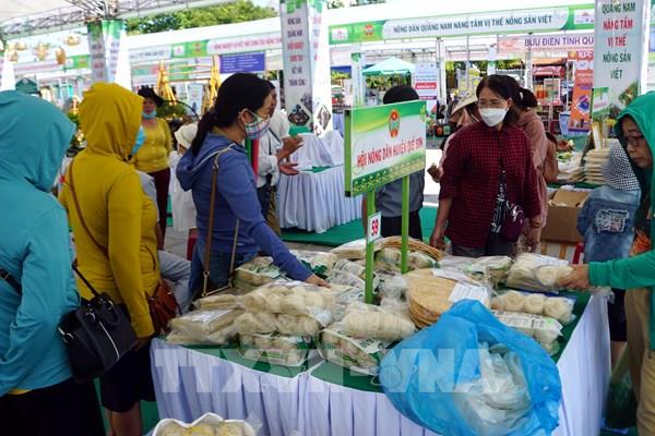 Hàng ngàn lượt khách đến với Hội chợ quảng bá sản phẩm nông nghiệp Quảng Nam 2022