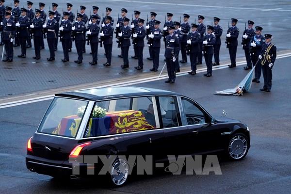 Kinh tế Anh đón nhận “cú hích” bất ngờ từ những người hâm hộ Hoàng gia