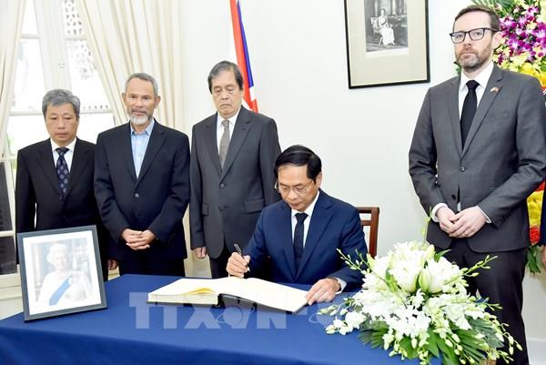 Bộ trưởng Ngoại giao Bùi Thanh Sơn dự lễ tang Nữ hoàng Elizabeth II