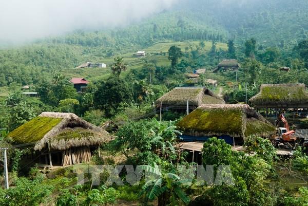 Độc đáo những mái nhà rêu phong nép mình trên dãy Tây Côn Lĩnh