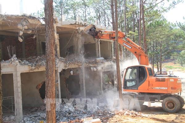 Cưỡng chế công trình xây dựng không phép trong khuôn viên biệt thự cổ Đà Lạt