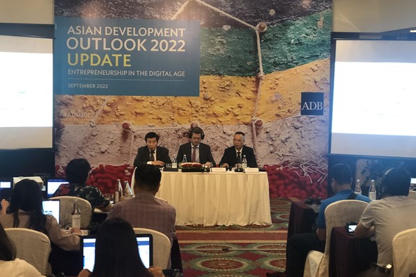 ADB giữ nguyên dự báo kinh tế Việt Nam năm 2022 tăng trưởng 6,5%