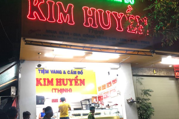 Điều tra thanh niên ở Bình Dương cướp vàng ném ra đường