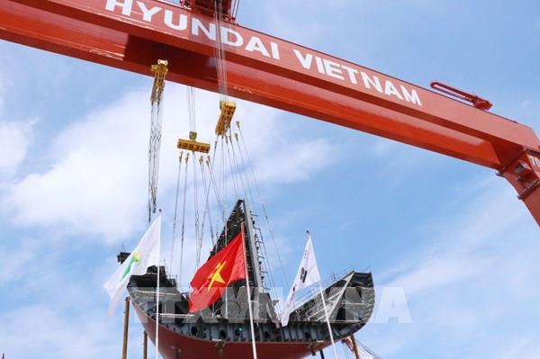 Công ty đóng tàu Hyundai Việt Nam đưa vào vận hành cẩu trục 700 tấn