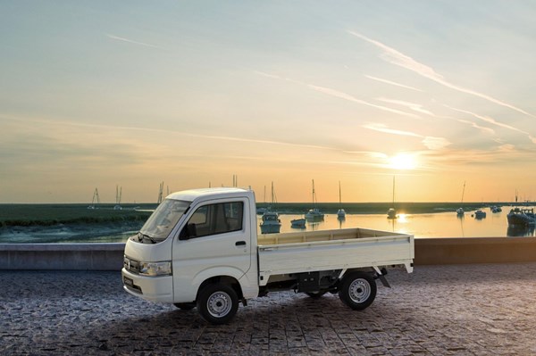 Xăng rẻ hơn dầu diesel, chọn xe tải nhẹ nào mới kinh tế?