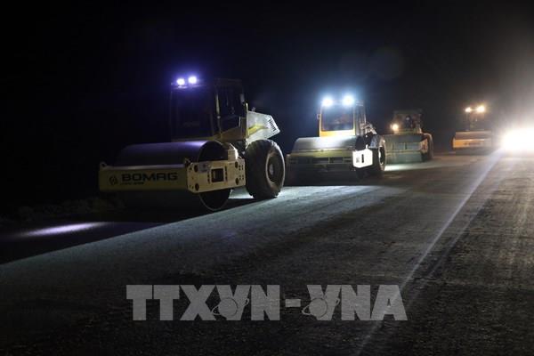 Nhộn nhịp trên công trường cao tốc Cam Lộ - La Sơn trước ngày về đích