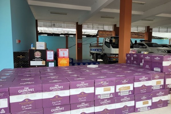 Công an  Long An tạm giữ hàng nghìn chai rượu ngoại không rõ nguồn gốc